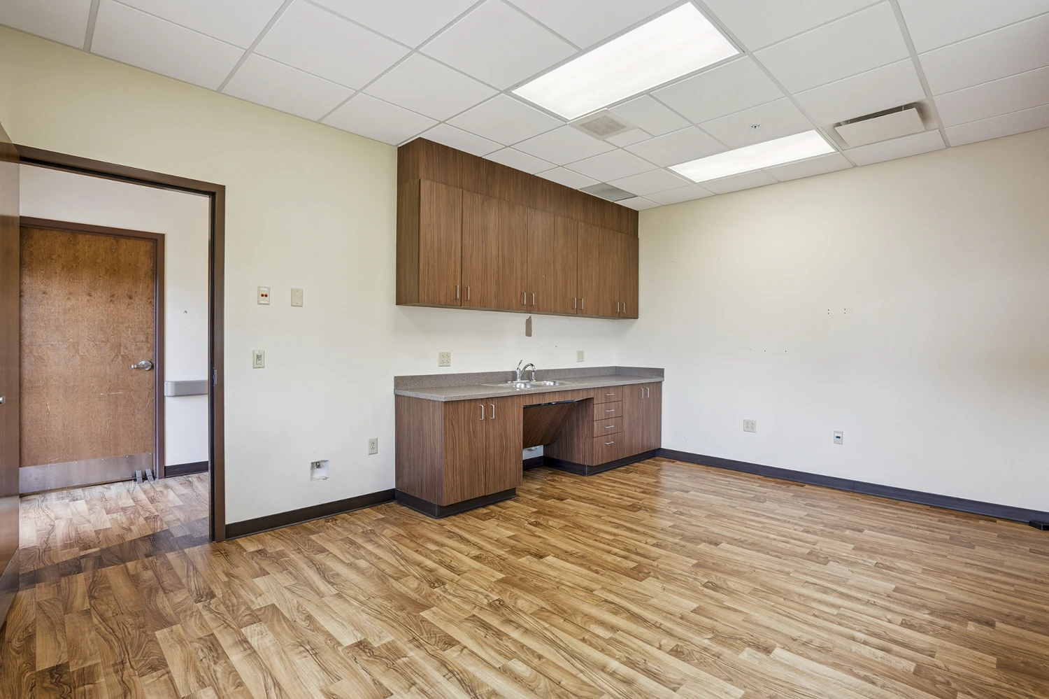 REIT Sale | First Bid Meets Reserve - Former VA Outpatient Clinic | Galesburg, IL