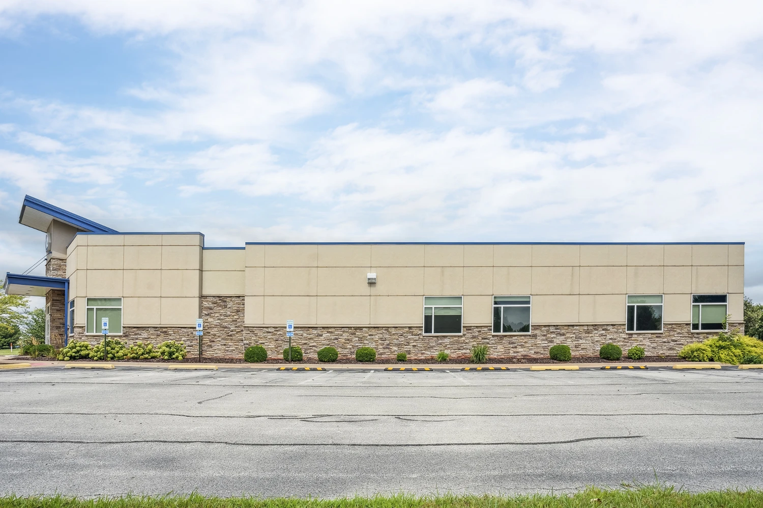 REIT Sale | First Bid Meets Reserve - Former VA Outpatient Clinic | Galesburg, IL