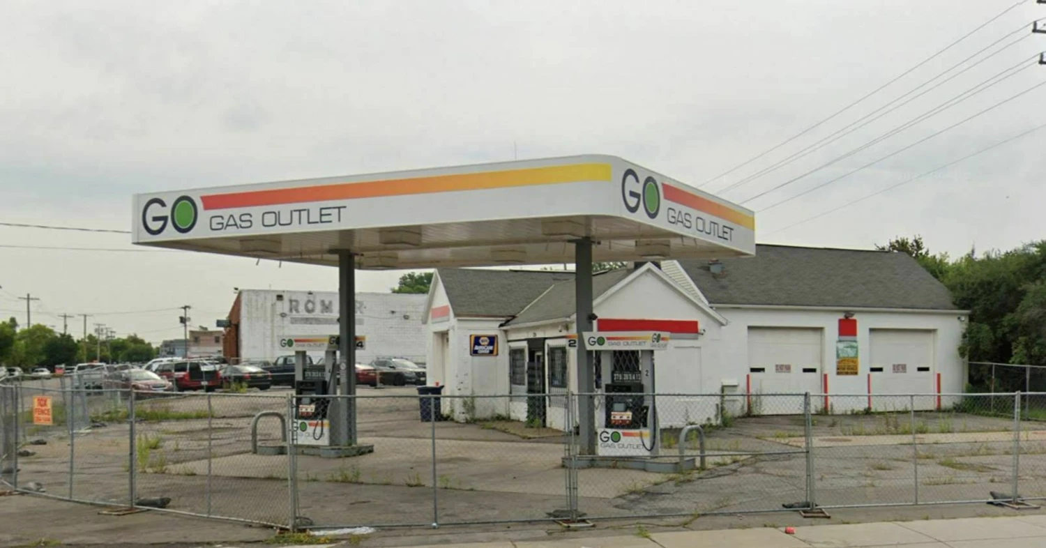 524 Hinman Ave -  1,644+/- SF Unbranded Gas Station