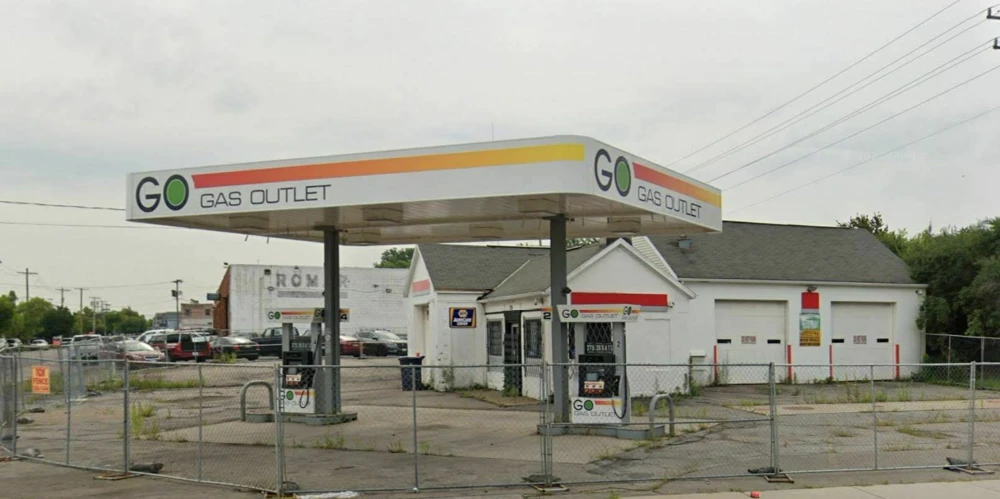 524 Hinman Ave -  1,644+/- SF Unbranded Gas Station