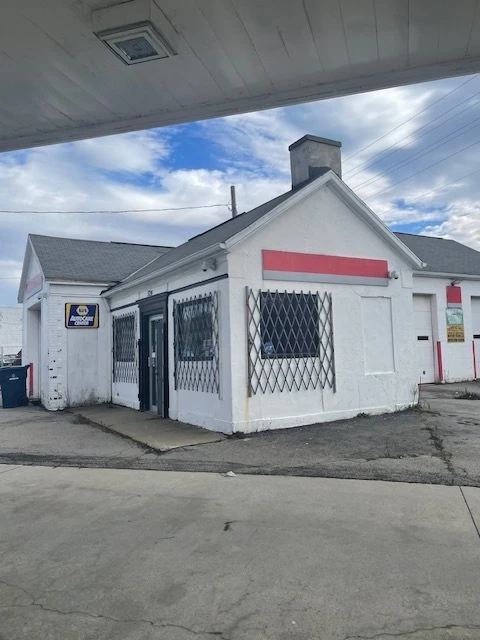 524 Hinman Ave -  1,644+/- SF Unbranded Gas Station