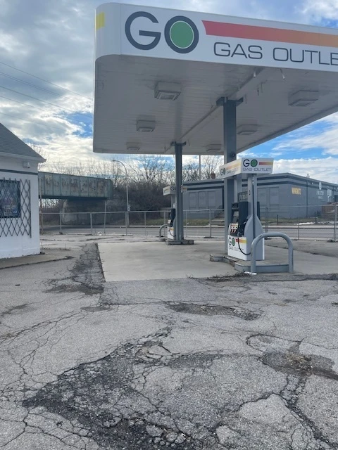524 Hinman Ave -  1,644+/- SF Unbranded Gas Station