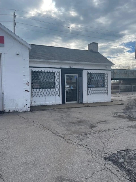 524 Hinman Ave -  1,644+/- SF Unbranded Gas Station