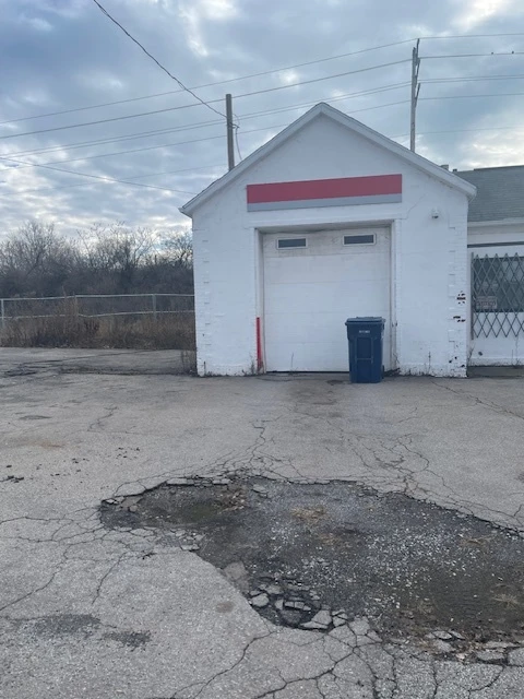 524 Hinman Ave -  1,644+/- SF Unbranded Gas Station