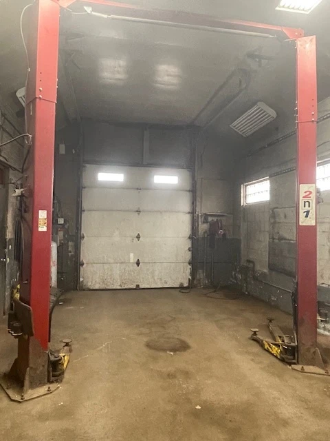 524 Hinman Ave -  1,644+/- SF Unbranded Gas Station