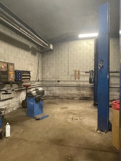 524 Hinman Ave -  1,644+/- SF Unbranded Gas Station