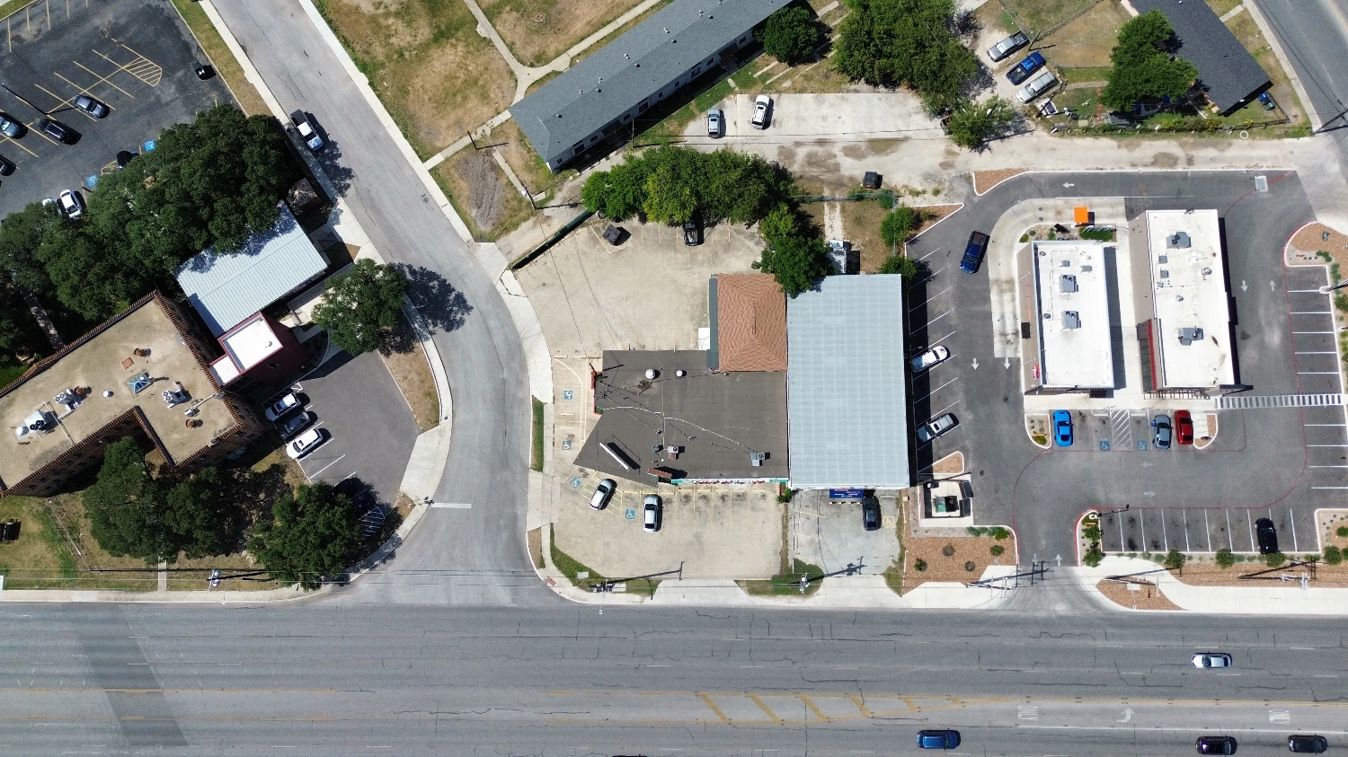 603 Bandera - Corner Restaurant + Apartment | Turnkey Equipment | Validated Corridor