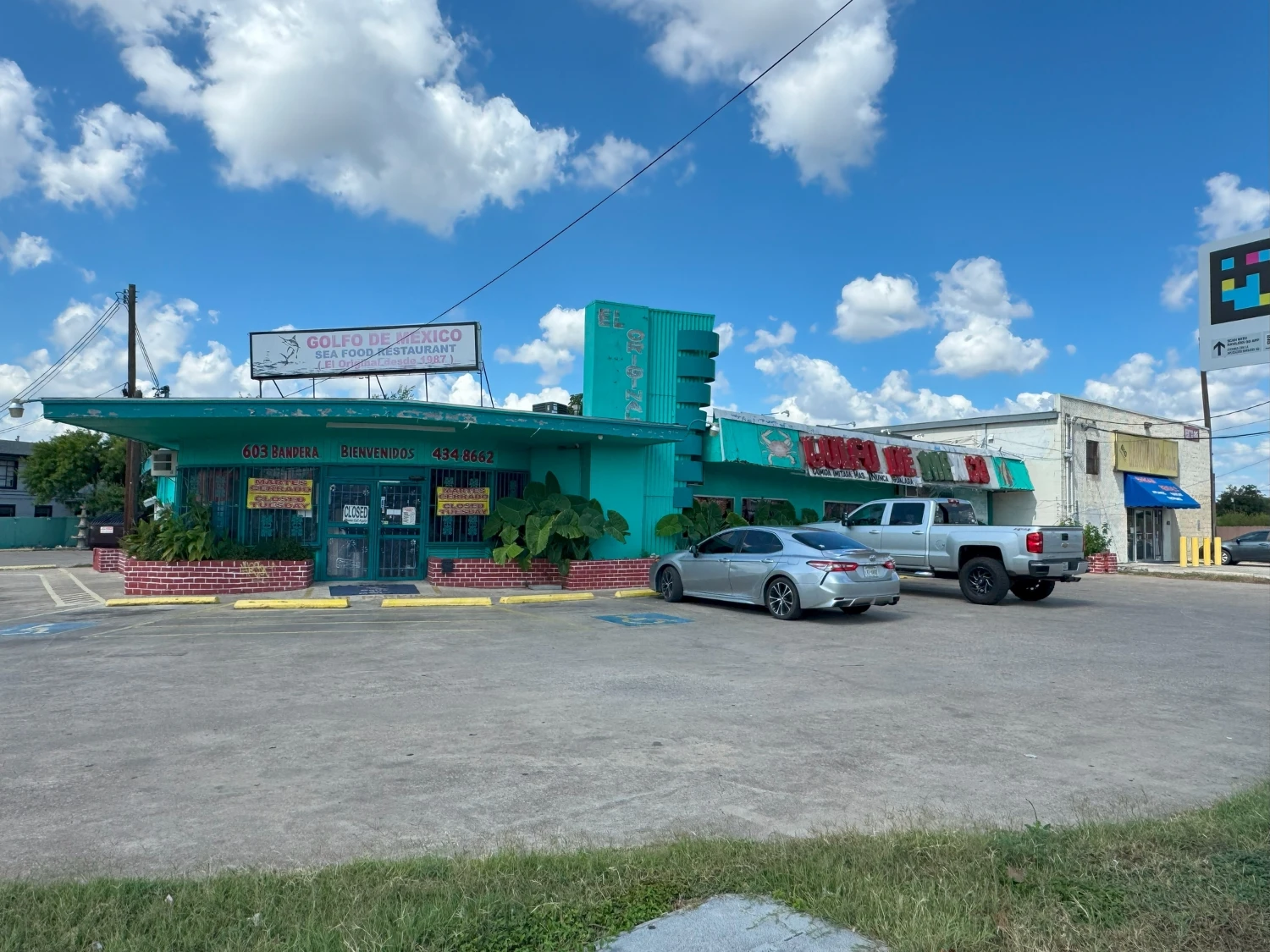 603 Bandera - Corner Restaurant + Apartment | Turnkey Equipment | Validated Corridor
