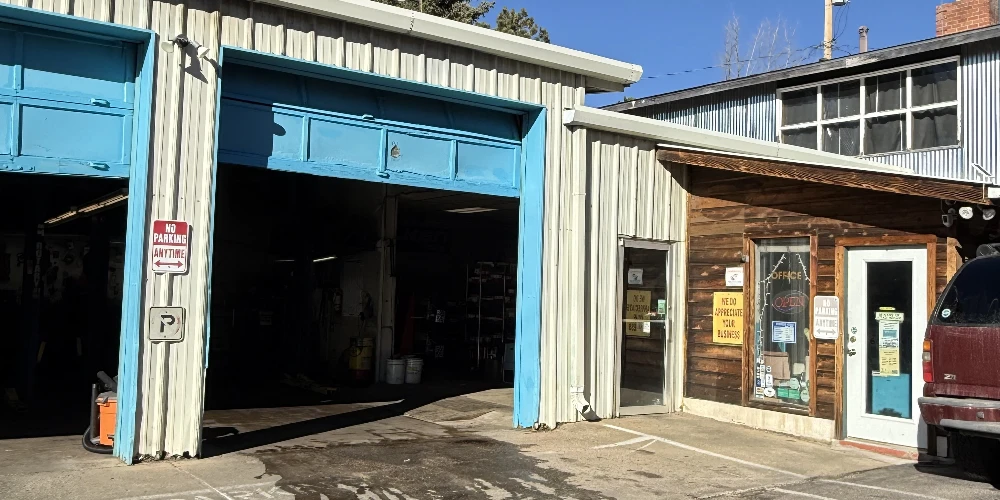 Evergreen Parkway 2 Auto/Service Buildings | 23K VPD | Owner/User or Investment