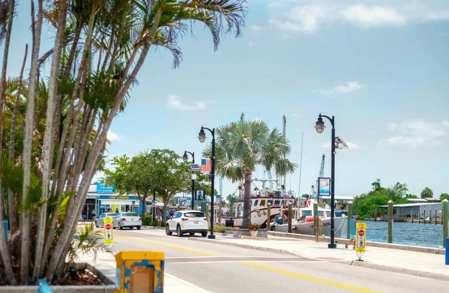 INCOME PRODUCING WATERFRONT RETAIL AND RESTAURANT IN TARPON SPRINGS HISTORIC SPONGE DOCKS 