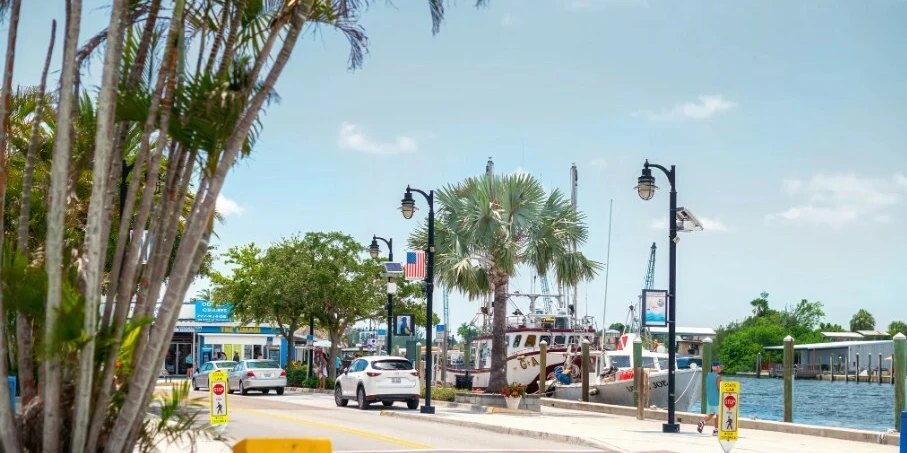 INCOME PRODUCING WATERFRONT RETAIL AND RESTAURANT IN TARPON SPRINGS HISTORIC SPONGE DOCKS 