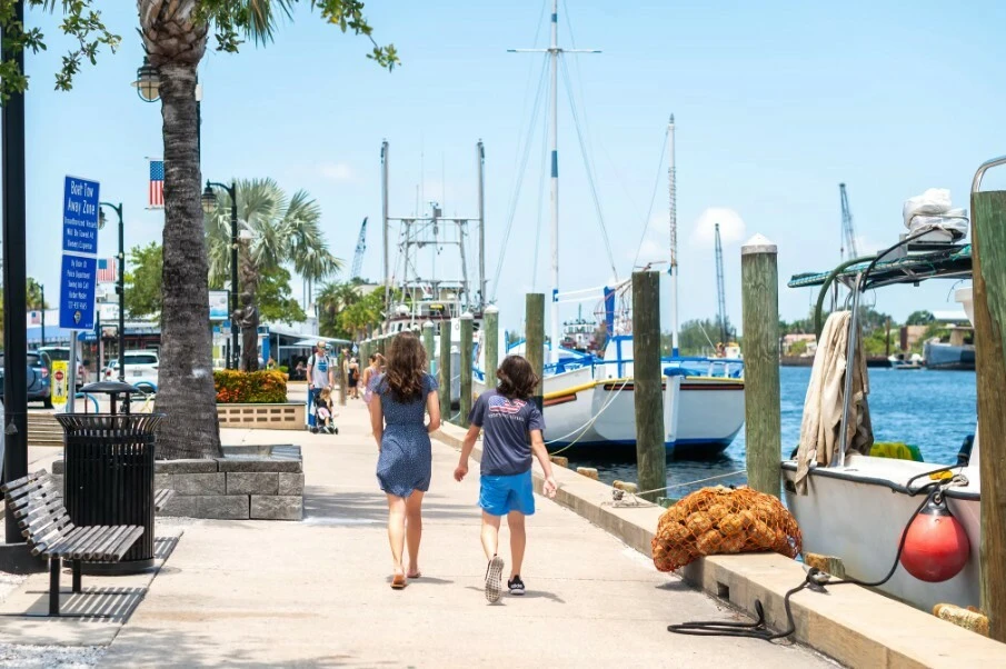 INCOME PRODUCING WATERFRONT RETAIL AND RESTAURANT IN TARPON SPRINGS HISTORIC SPONGE DOCKS 