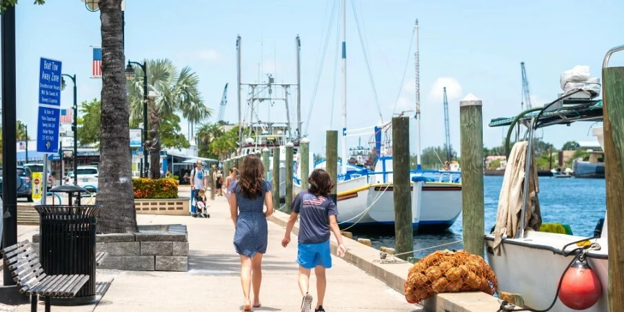 INCOME PRODUCING WATERFRONT RETAIL AND RESTAURANT IN TARPON SPRINGS HISTORIC SPONGE DOCKS 