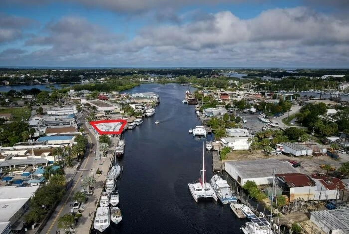 INCOME PRODUCING WATERFRONT RETAIL AND RESTAURANT IN TARPON SPRINGS HISTORIC SPONGE DOCKS 