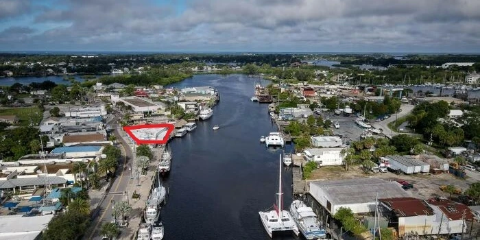 INCOME PRODUCING WATERFRONT RETAIL AND RESTAURANT IN TARPON SPRINGS HISTORIC SPONGE DOCKS 