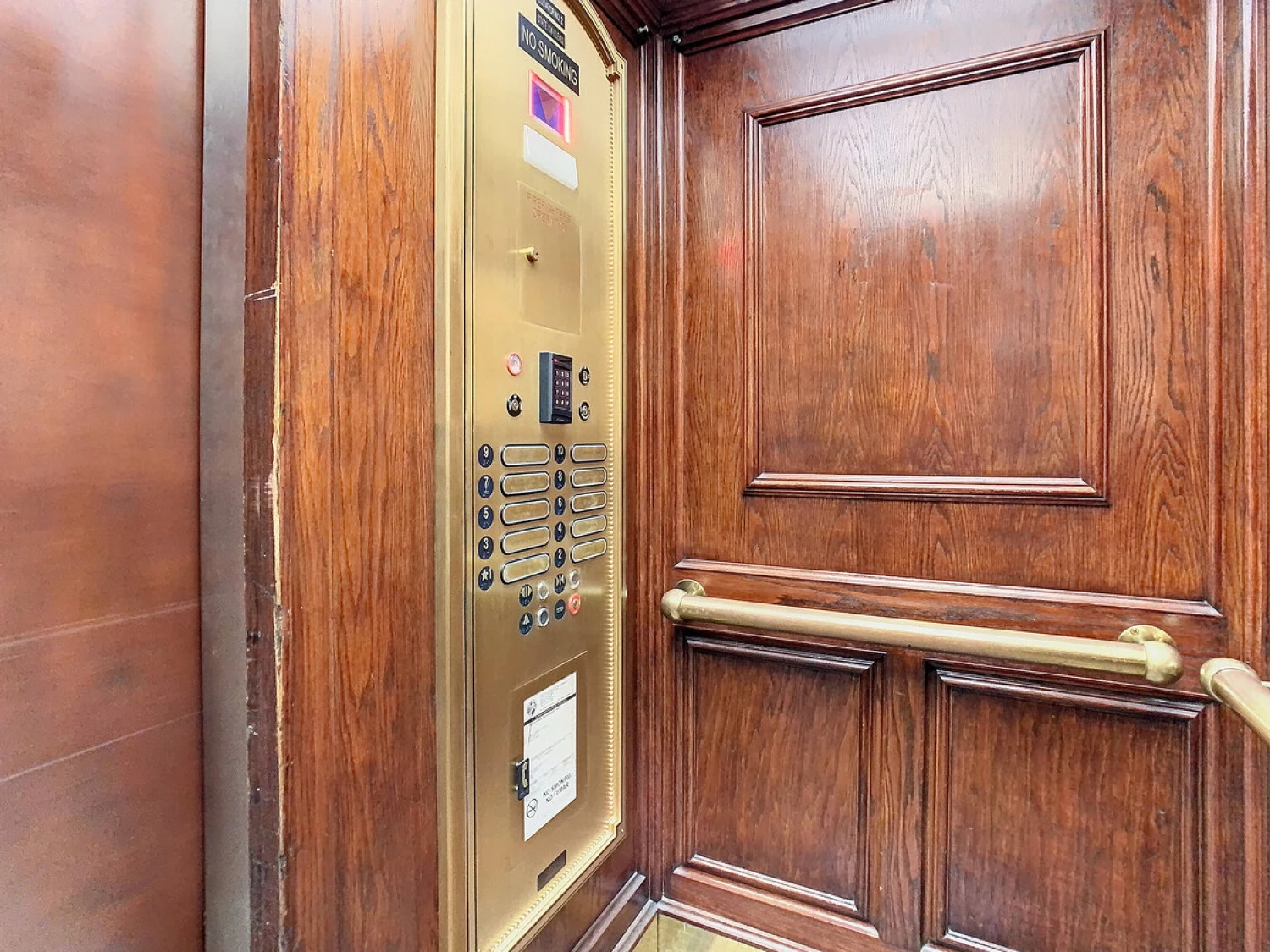 ENTIRE 8TH FLOOR – DOWNTOWN TAMPA TROPHY ASSET