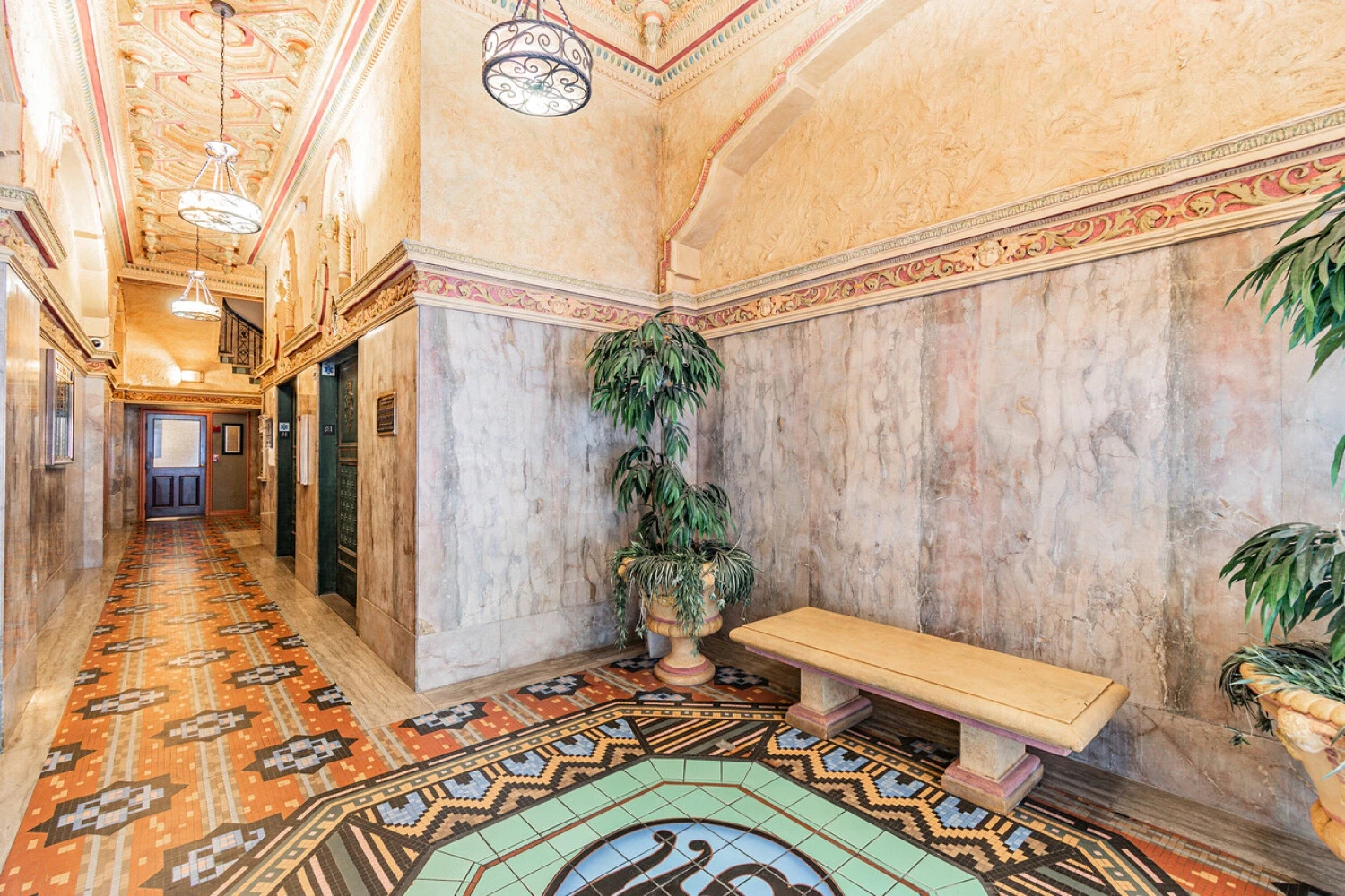 ENTIRE 8TH FLOOR – DOWNTOWN TAMPA TROPHY ASSET