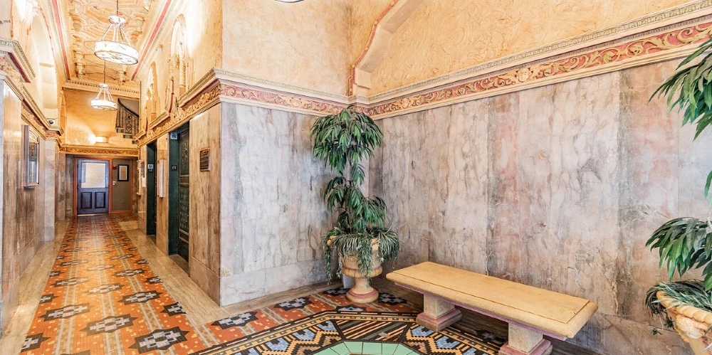 ENTIRE 8TH FLOOR – DOWNTOWN TAMPA TROPHY ASSET