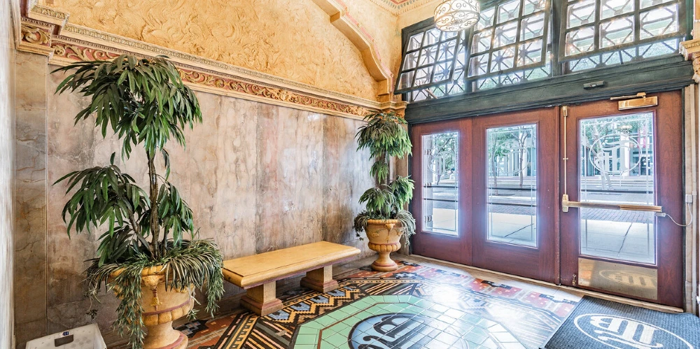 ENTIRE 8TH FLOOR – DOWNTOWN TAMPA TROPHY ASSET