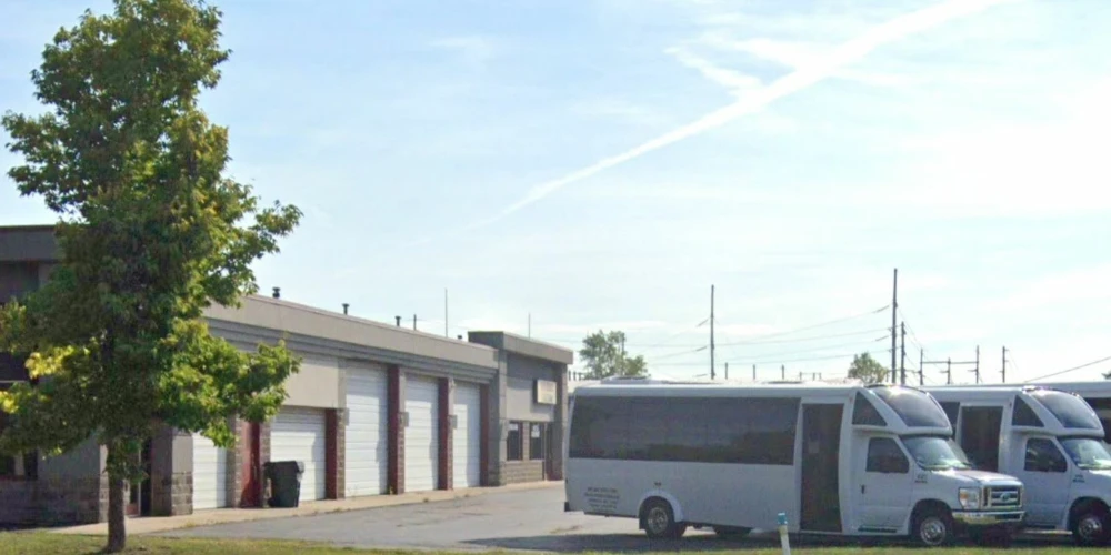 3944 Broadway - 5 Garage Bays