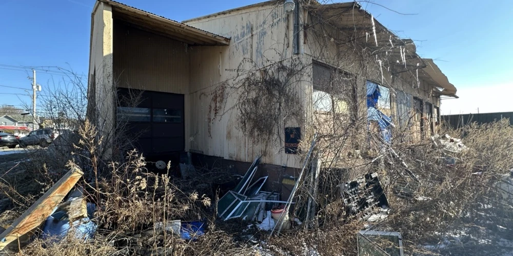 1020 East State St     2500+/- SF Warehouse/Storage Building in Industrial Zoning
