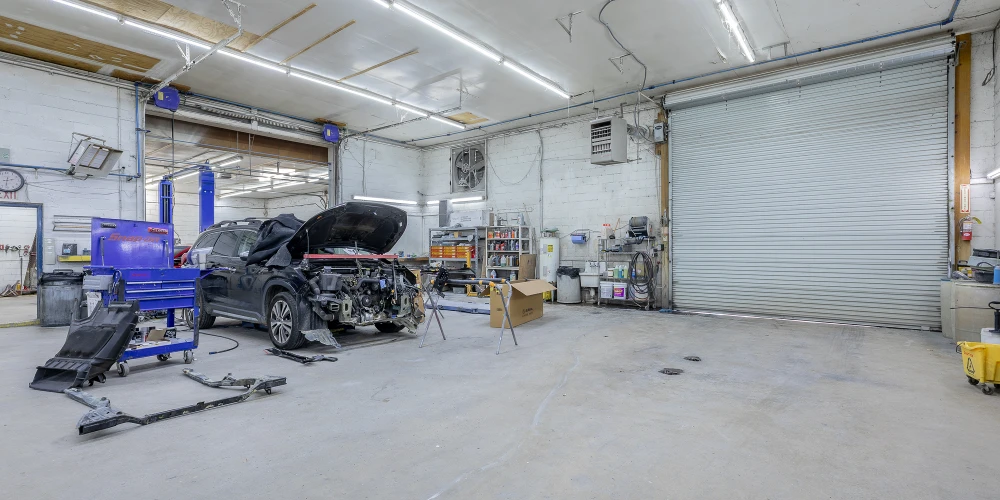 Auto Body Shop with 15 Service Stations on Ringgold Rd
