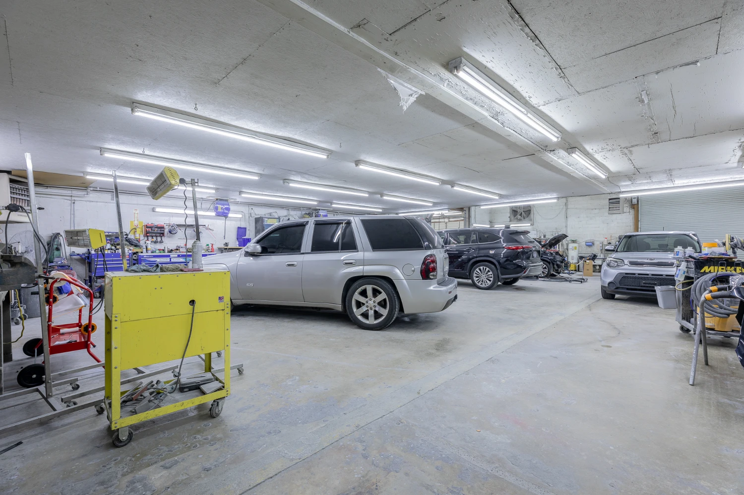Auto Body Shop with 15 Service Stations on Ringgold Rd