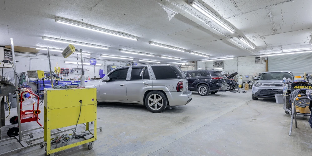 Auto Body Shop with 15 Service Stations on Ringgold Rd