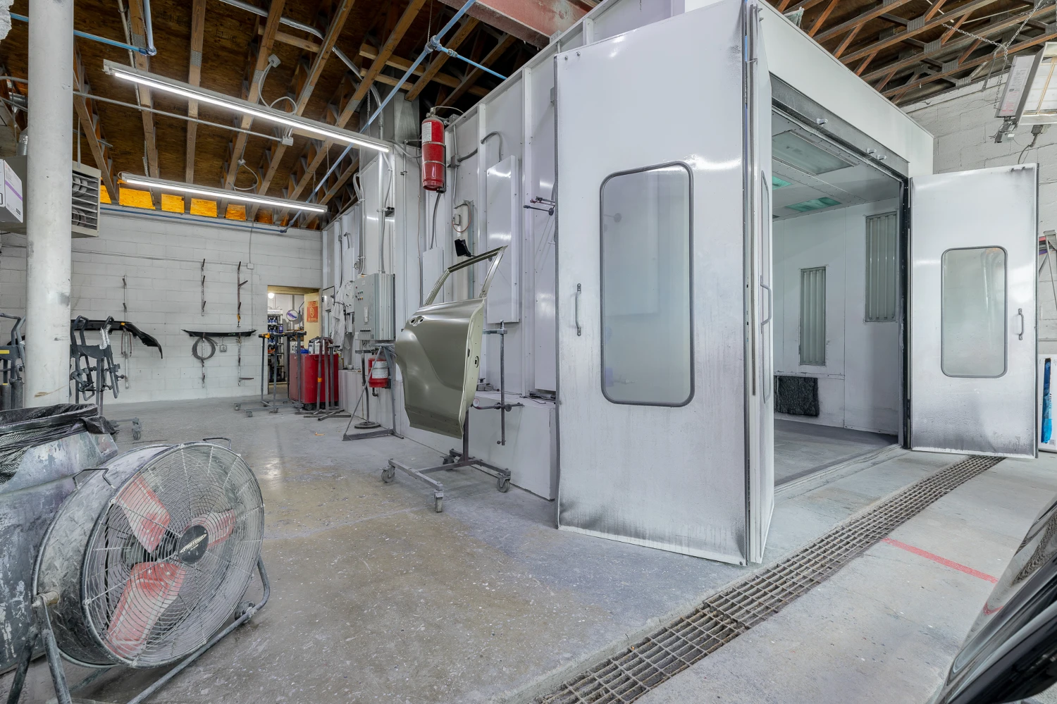 Auto Body Shop with 15 Service Stations on Ringgold Rd
