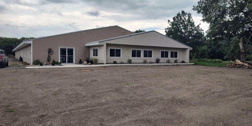 10176 New York 60 - 4,000+/- SF Office Space on 3+/- Acres & 9,000+/- Warehouse Space on 8+/- Acres