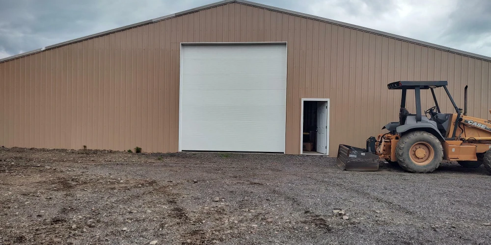 10176 New York 60 - 4,000+/- SF Office Space on 3+/- Acres & 9,000+/- Warehouse Space on 8+/- Acres