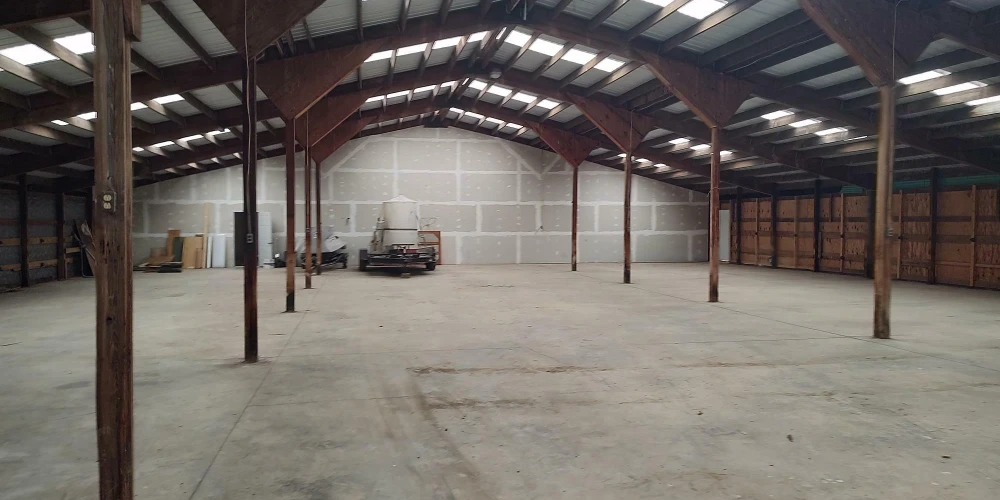 10176 New York 60 - 4,000+/- SF Office Space on 3+/- Acres & 9,000+/- Warehouse Space on 8+/- Acres