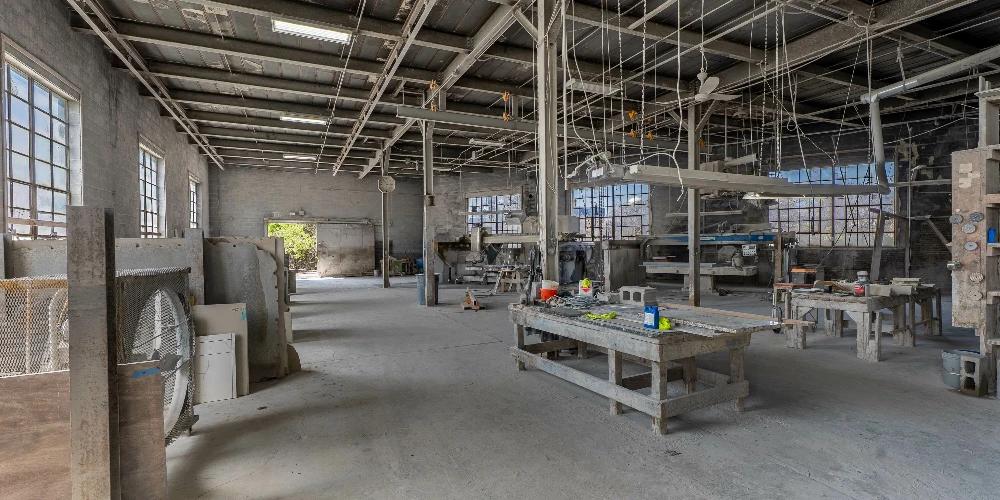 1085 E Delavan Ave - 21,400+/- SF Retail/Industrial Space