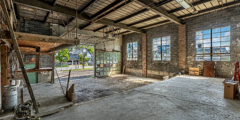 1085 E Delavan Ave - 21,400+/- SF Retail/Industrial Space