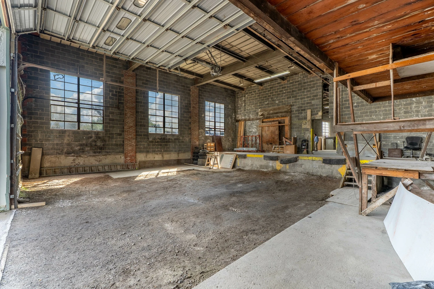 1085 E Delavan Ave - 21,400+/- SF Retail/Industrial Space
