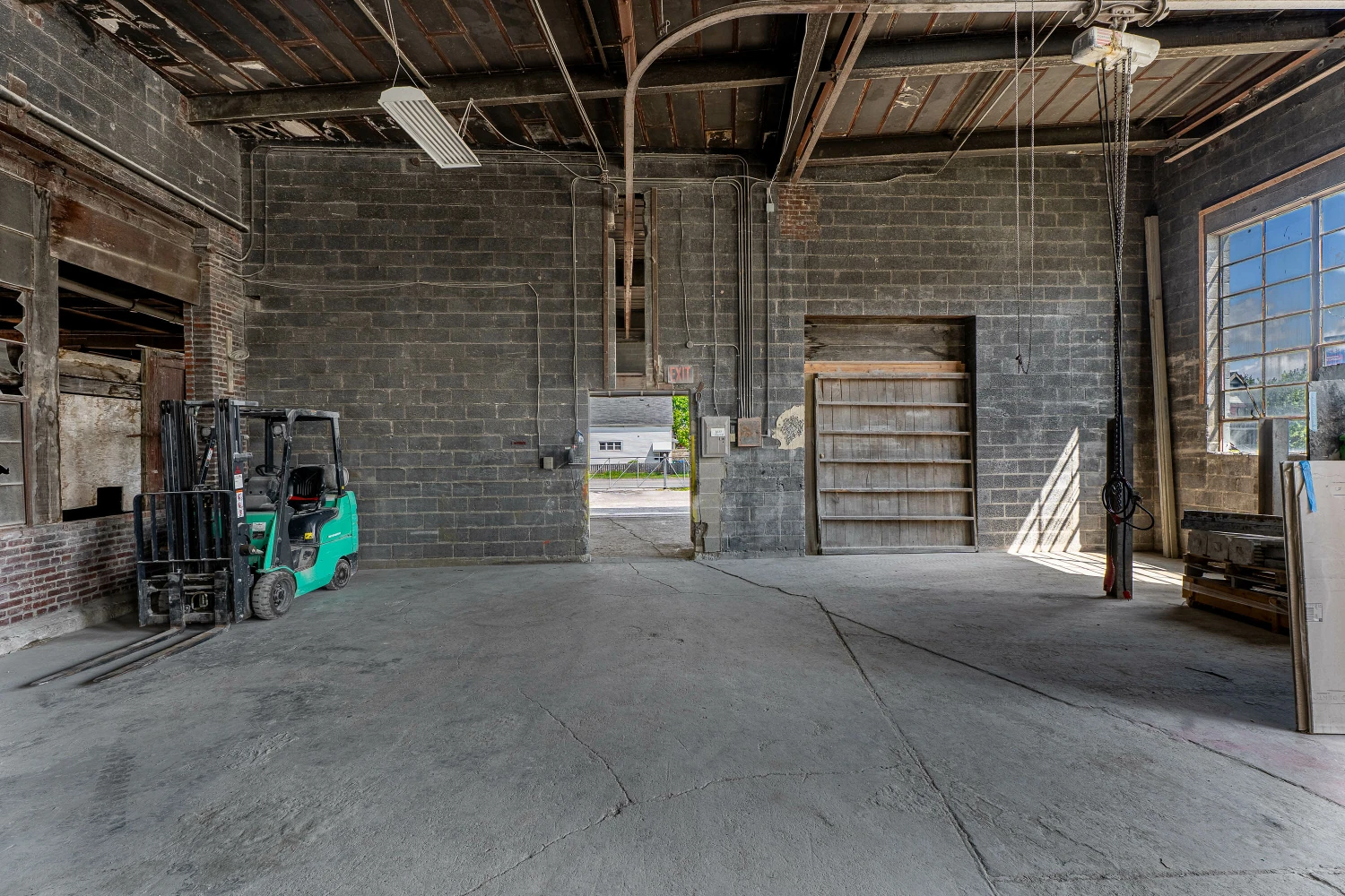 1085 E Delavan Ave - 21,400+/- SF Retail/Industrial Space
