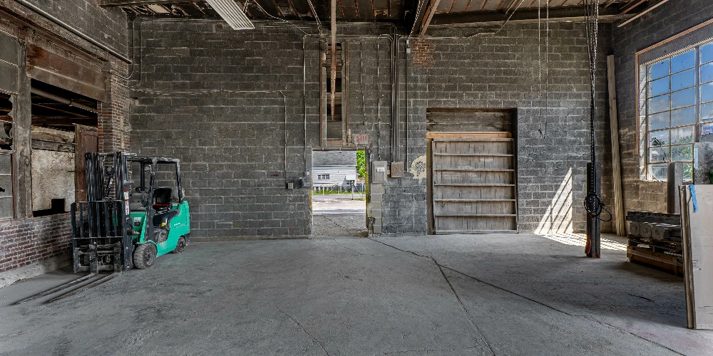 1085 E Delavan Ave - 21,400+/- SF Retail/Industrial Space