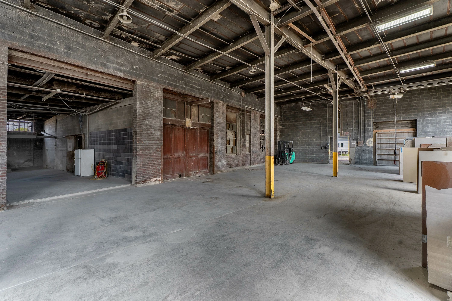 1085 E Delavan Ave - 21,400+/- SF Retail/Industrial Space