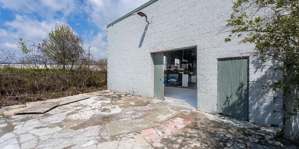 1085 E Delavan Ave - 21,400+/- SF Retail/Industrial Space