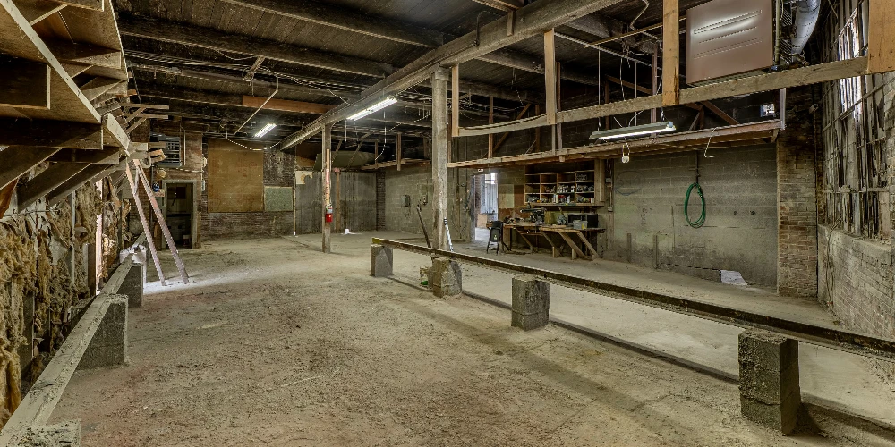 1085 E Delavan Ave - 21,400+/- SF Retail/Industrial Space