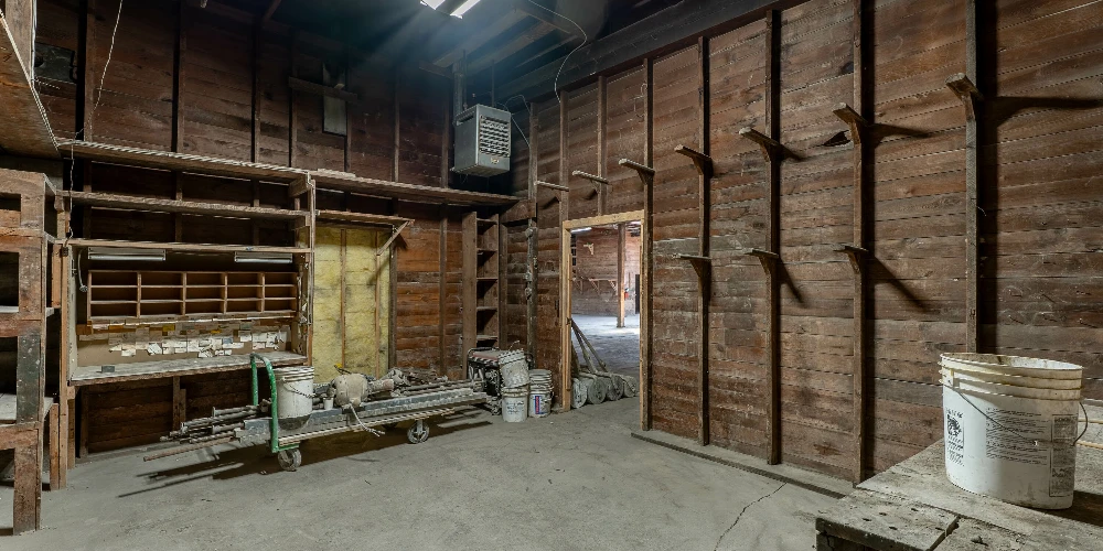 1085 E Delavan Ave - 21,400+/- SF Retail/Industrial Space