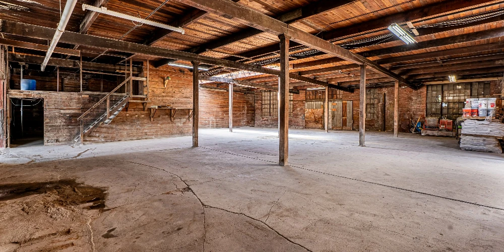 1085 E Delavan Ave - 21,400+/- SF Retail/Industrial Space