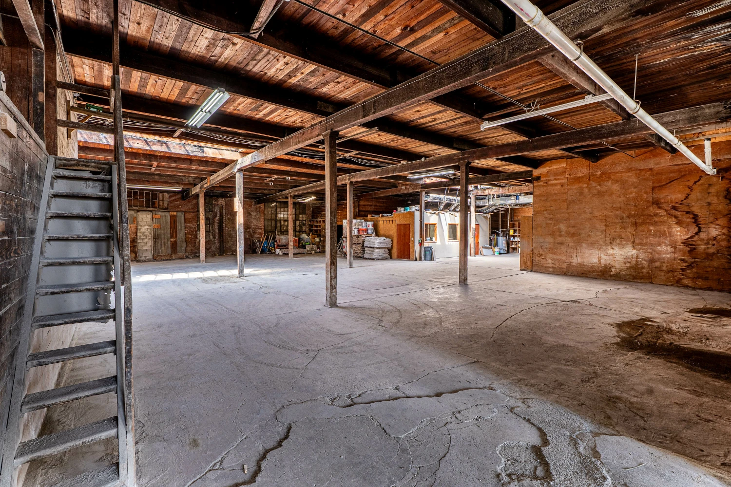1085 E Delavan Ave - 21,400+/- SF Retail/Industrial Space