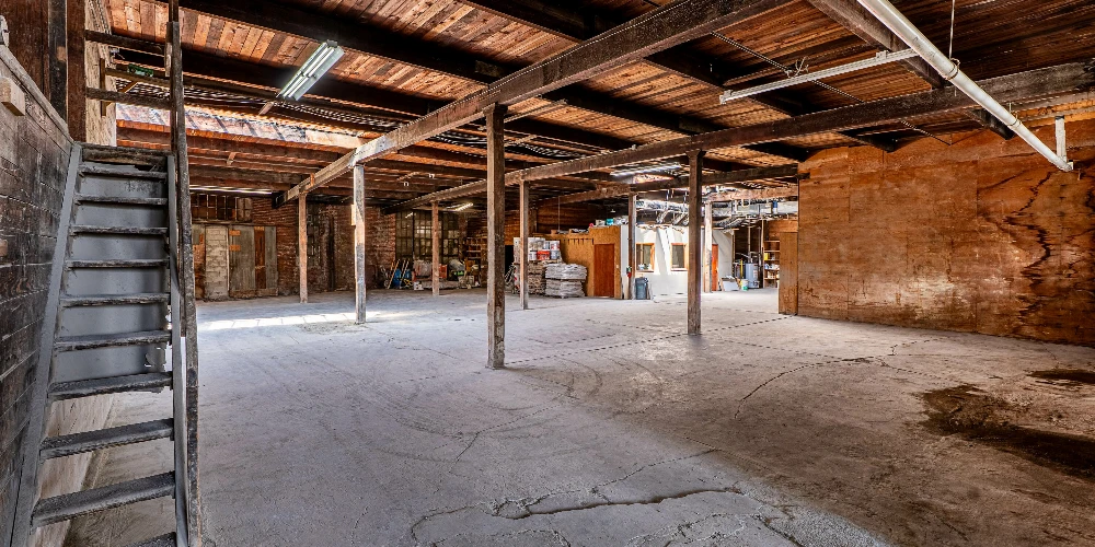 1085 E Delavan Ave - 21,400+/- SF Retail/Industrial Space
