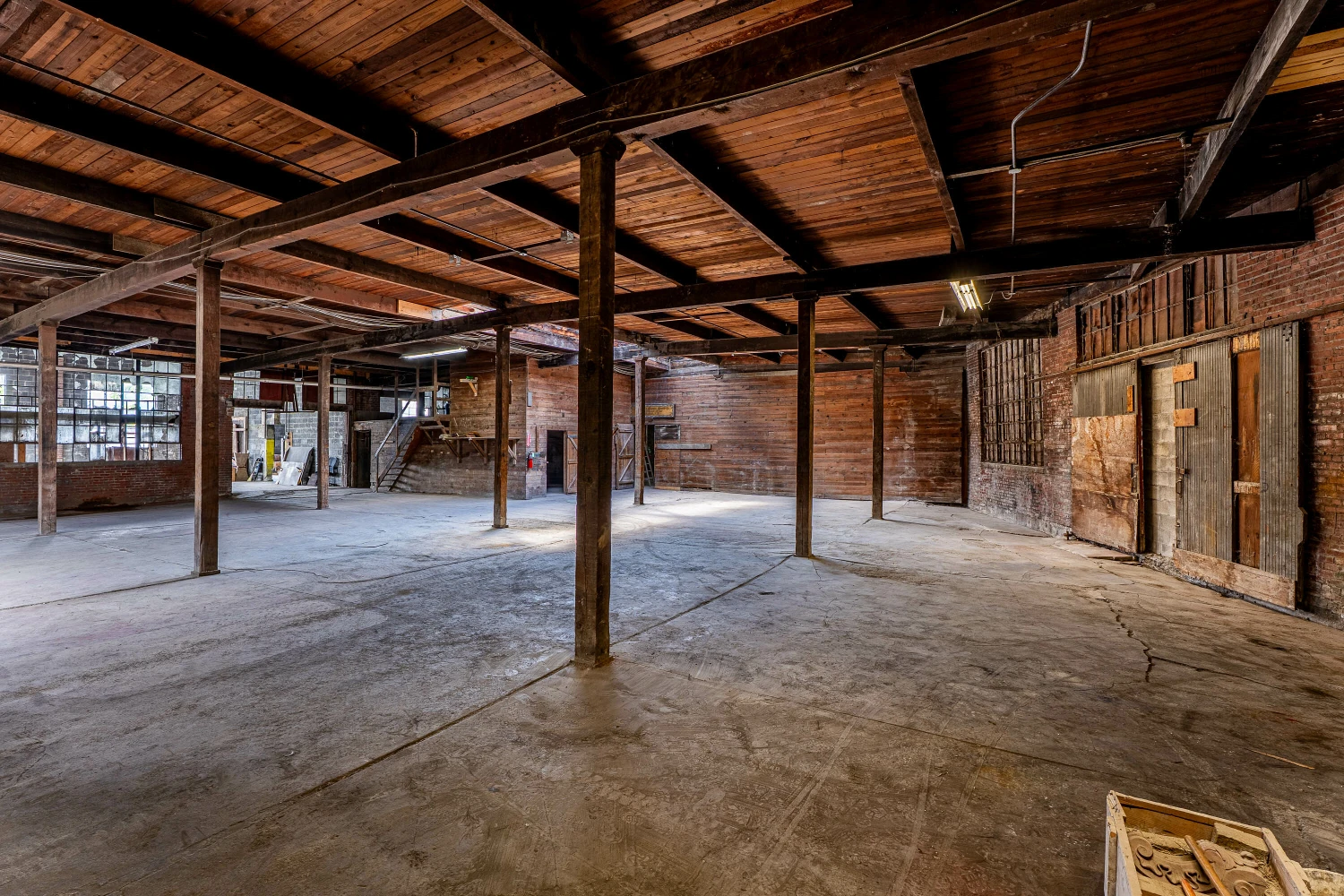 1085 E Delavan Ave - 21,400+/- SF Retail/Industrial Space