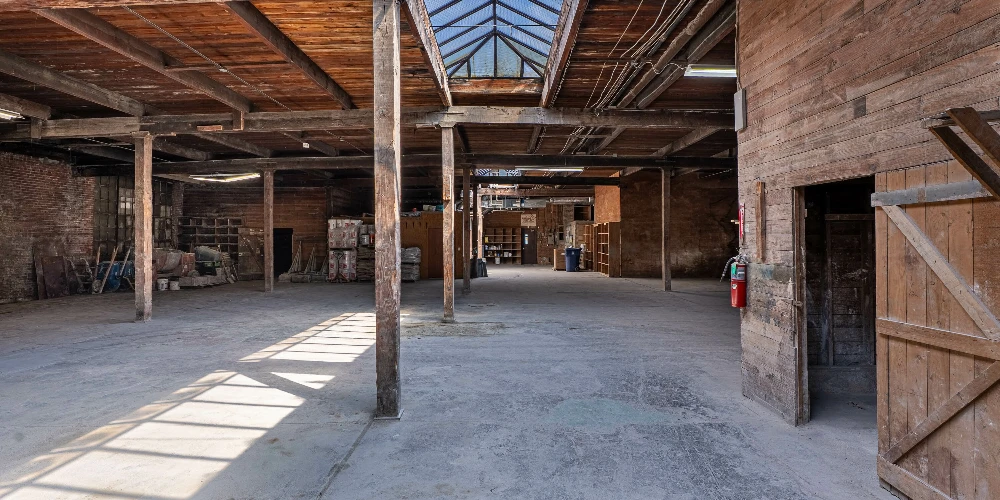1085 E Delavan Ave - 21,400+/- SF Retail/Industrial Space