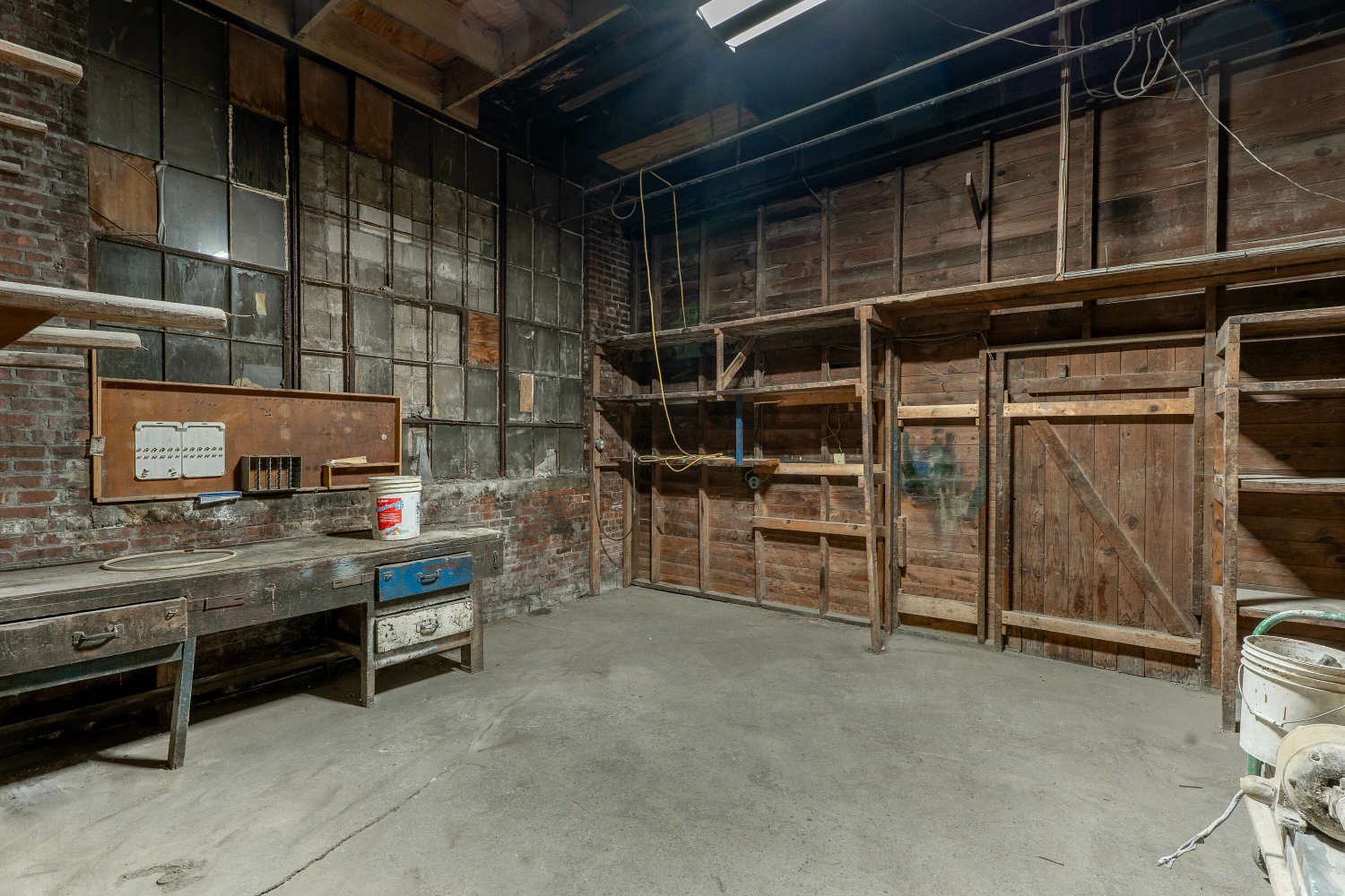 1085 E Delavan Ave - 21,400+/- SF Retail/Industrial Space