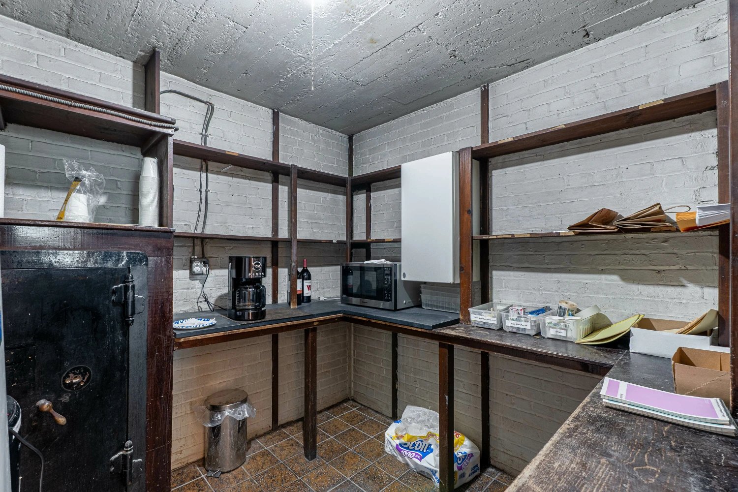 1085 E Delavan Ave - 21,400+/- SF Retail/Industrial Space