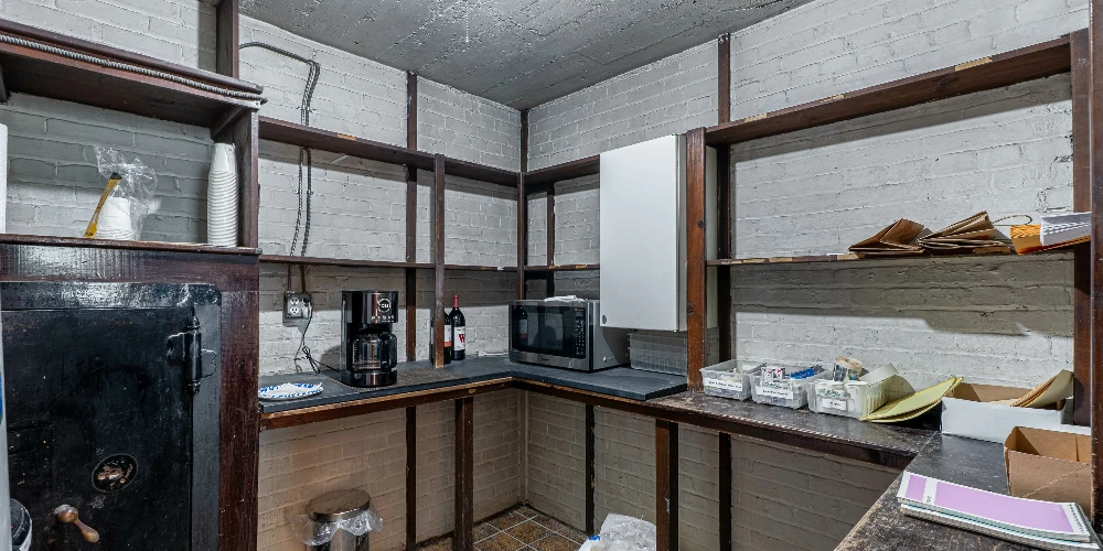 1085 E Delavan Ave - 21,400+/- SF Retail/Industrial Space