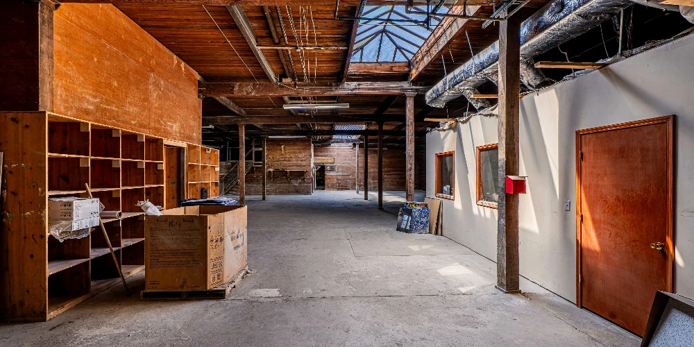 1085 E Delavan Ave - 21,400+/- SF Retail/Industrial Space